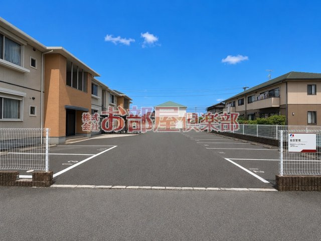 クレース・モール　Ａ棟の駐車場|駐車場があるので、車を買う予定の方も安心です