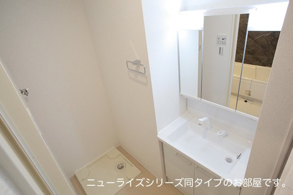 今津朝山アパートⅡの洗面所|コンパクトで使いやすい洗面所