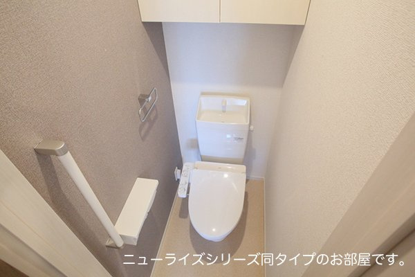 今津朝山アパートⅡのトイレ|落ち着いた色調のトイレです