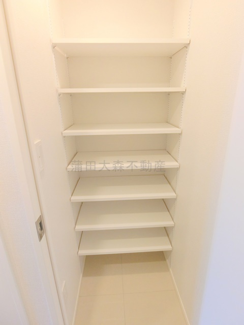 Garden Xavis(ガーデンザヴィス南蒲田の設備|玄関収納　シューズインクローゼット