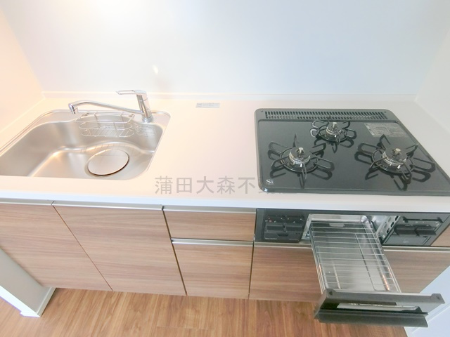 Garden Xavis(ガーデンザヴィス南蒲田のキッチン|3口ガスグリル付カウンターキッチン　パントリー付きがうれしいキッチン！