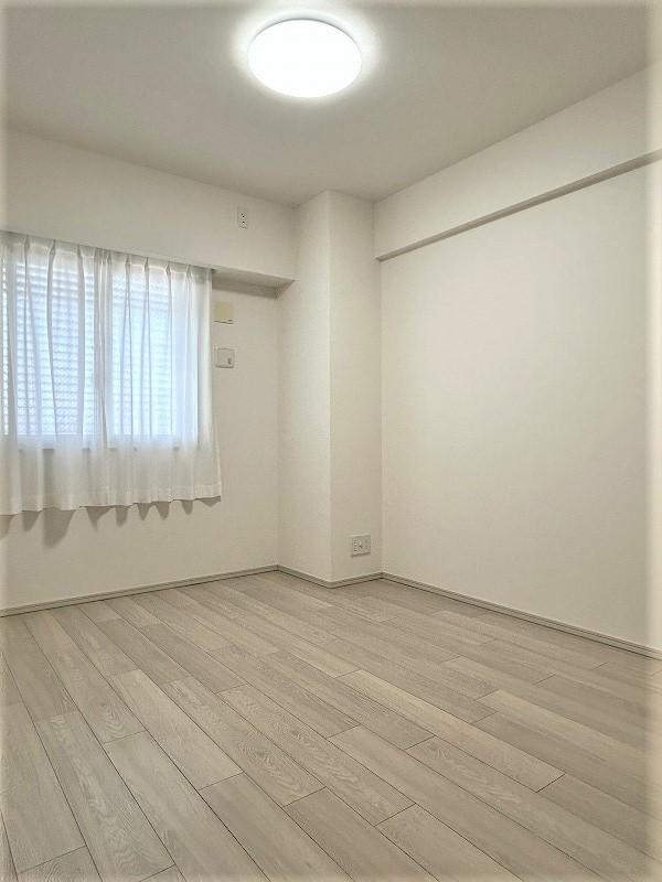 カサーレ小平の居間・リビング|リビング部分には、足元から温めるガス温水式床暖房があります。
また、5階部分東向きとなりますので晴れた日の午前中は、太陽の光が射し込む明るく気持ちの良い室内となります。