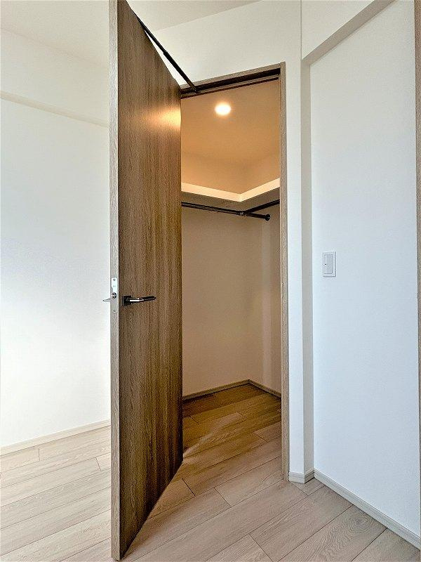 カサーレ小平の収納|ウォークインクローゼットの写真です。ハンガーパイプ付で、上部には棚板もございますので、様々な物が収納可能です。