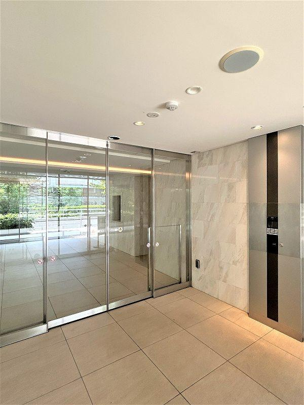 カサーレ小平|セキュリティー面も安心のオートロック付きです。また、モニター付きインターホンですので、来訪者を室内で確認することもできます。