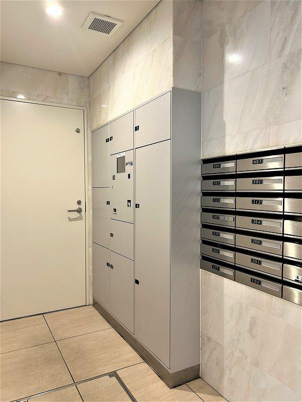 カサーレ小平のロビー|不在時の荷物の受取りができる宅配ボックスも設置されています。（要登録）