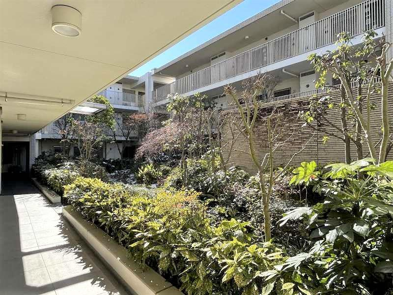 カサーレ小平の現況写真|お出かけになる時やお帰りになる時にいつも視界に入り、癒しを感じられるような敷地中心部のコミュニティガーデンです。