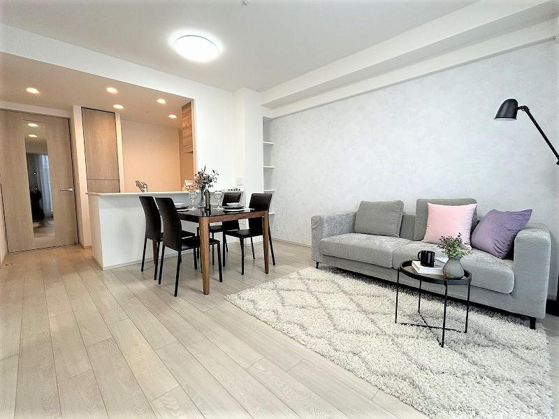 カサーレ小平の居間・リビング|リビング部分には、足元から温めるガス温水式床暖房があります。
※設置している家具は、販売対象外となります。