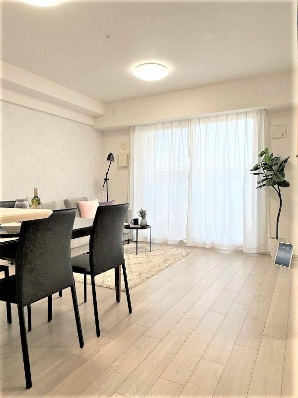 カサーレ小平の居間・リビング|住戸内の床は、段差をなくしたフルフラット設計です。