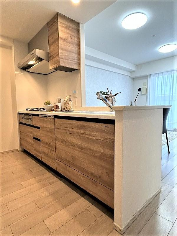 カサーレ小平のキッチン|今回のリフォーム工事で、ガスコンロを交換しております。その他、食洗機・浄水器一体型水栓付のシステムキッチンです。また、吊戸棚のない開放的なキッチンですので、お料理をしながらお子様の様子を見れます。