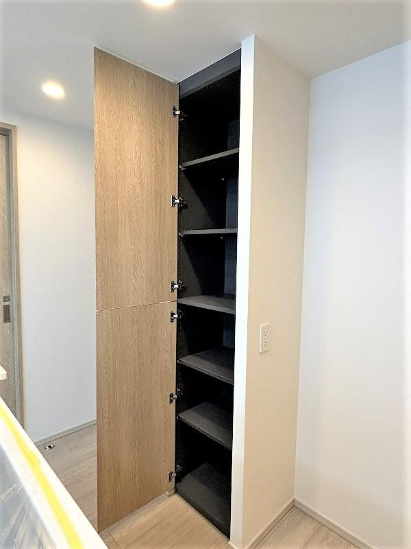 カサーレ小平のキッチン|キッチン部分には、食品庫(パントリー)があります。奥行もあり、食品のみならず色々なものを収納できます。パントリー内の棚板も可動式となっております。