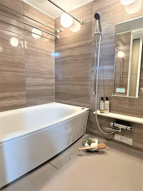 カサーレ小平の浴室|浴室換気・乾燥・暖房・涼風機能付き。また、浴槽は貯めたお湯が冷めにくい保温浴槽を採用しています。その他、湯温設定からお湯張り・保温・追焚きまで簡単に操作できるオートバス機能付き。