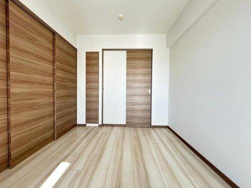 サンクレイドル武蔵野鷹の台の洋室|温かみのある木目調の建具が、お部屋に落ち着きを与えます。どんなインテリアにも馴染みやすいナチュラルな内装です