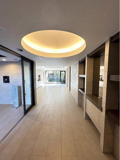 サンクレイドル武蔵野鷹の台のロビー|南向きのため、陽当たり・通風良好