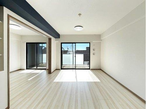 サンクレイドル武蔵野鷹の台の居間・リビング|南向きの窓からたっぷりの陽光が注ぐ、明るいリビングダイニング