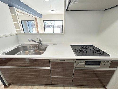 サンクレイドル武蔵野鷹の台のキッチン|3口ガスコンロを採用しており、複数の料理を同時に進められるため、忙しい時間帯の家事効率もアップします。食洗器付き♪