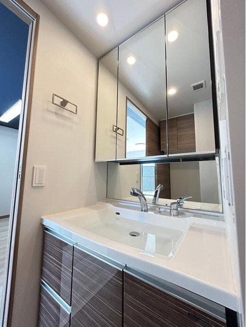 サンクレイドル武蔵野鷹の台の独立洗面台|三面鏡付きの洗面化粧台は、鏡裏に小物を収納できるなど、機能性と美しさを兼ね備えています