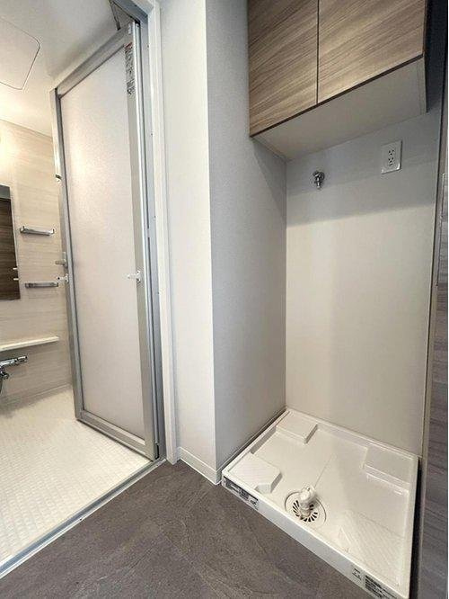 サンクレイドル武蔵野鷹の台のランドリースペース|洗濯機置場の上には収納が付いており便利です。