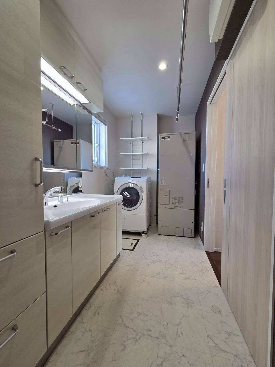 鳥取南5丁目　<一条工務店様施工>中古住宅のランドリースペース