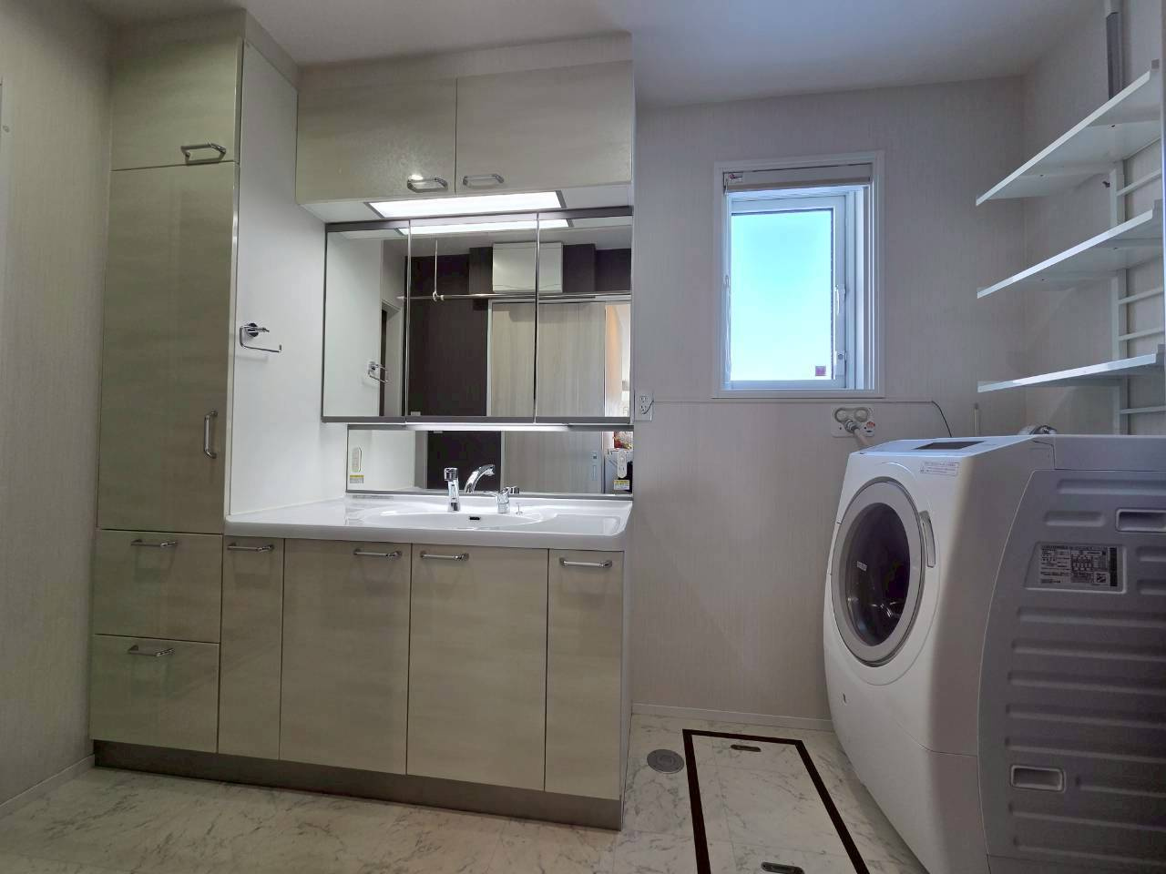 鳥取南5丁目　<一条工務店様施工>中古住宅の独立洗面台