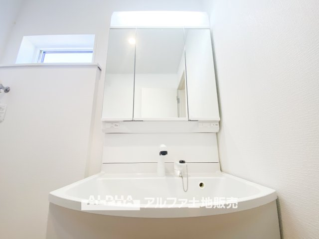 昭島市拝島町３丁目の新築一戸建の独立洗面台|【Vanit】◆洗面台◆身支度がしやすい洗面台は、収納力にも配慮した設計。朝の準備から帰宅後まで、家族みんなが使いやすい空間です。