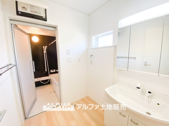 昭島市拝島町３丁目の新築一戸建のランドリースペース|【Laundry space】
◆ランドリースペース◆広々した空間で雨の日でも十分に洗濯物を乾かすことが出来ます。バスルームには浴室換気乾燥機も付いているので重宝しますね。