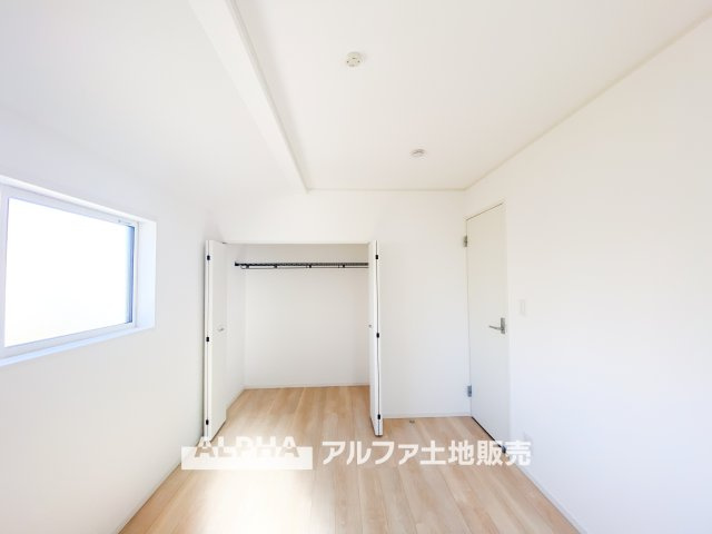 昭島市拝島町３丁目の新築一戸建の洋室|【Forever there】
◆ずっとそこに◆あったかのようなそれぞれが生きる場所を見つける。そして心地よさを求めて暮らしの質を高める。