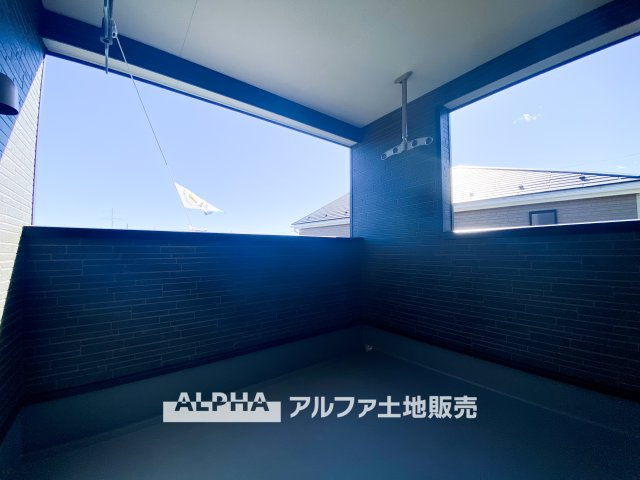 昭島市拝島町３丁目の新築一戸建の展望|【Balcony】◆バルコニー◆日当たりの良いバルコニーは、洗濯物がよく乾くだけでなく、外の空気を感じながらひと息つける場所。暮らしに心地よい余白をもたらします。