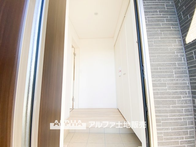 昭島市拝島町３丁目の新築一戸建の玄関|【Entrance】
◆玄関◆出勤。いってきますの声が楽しげに聞こえてくる。ドアーの音も心地よく爽やかな朝の時間が流れます。