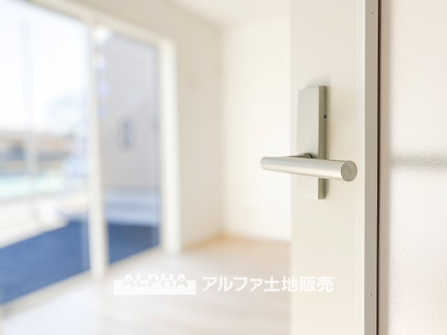 昭島市拝島町３丁目の新築一戸建の居間・リビング|【light a living】
◆明るいリビング◆にペイントして君との時間を有意義に過ごしたい。ここでの暮らしは僕たちにとって宝物になる。