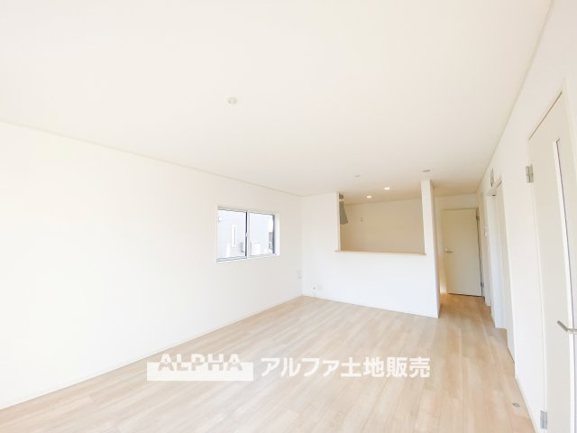 昭島市拝島町３丁目の新築一戸建の居間・リビング|【Cherish the time】
◆君との時間は◆リビングで、食卓で、寝室で、どこにいても楽しめる。居心地の良い空間の中で質のいい安らぎを求めたい。