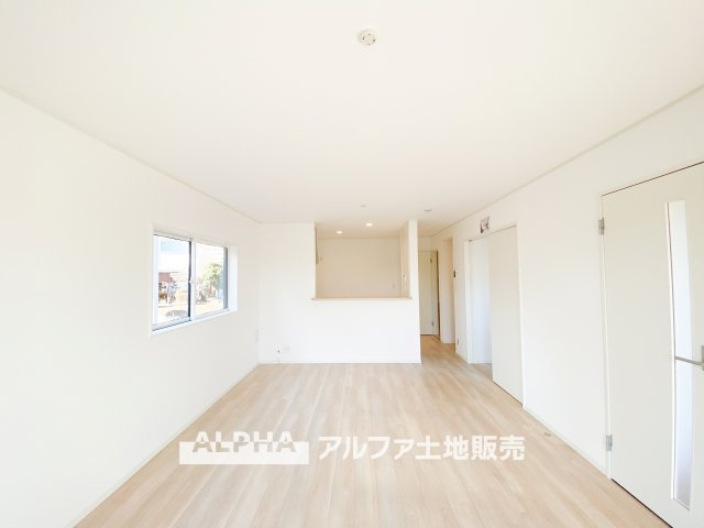 昭島市拝島町３丁目の新築一戸建の居間・リビング|【A home found by chance】
◆偶然見つけた物件で◆思わぬ空間を手に入れたい。愛を育み、人と出会い、新たな命に恵まれる。そんな未来を創造してぬくもりのある住空間を君と共有したい。