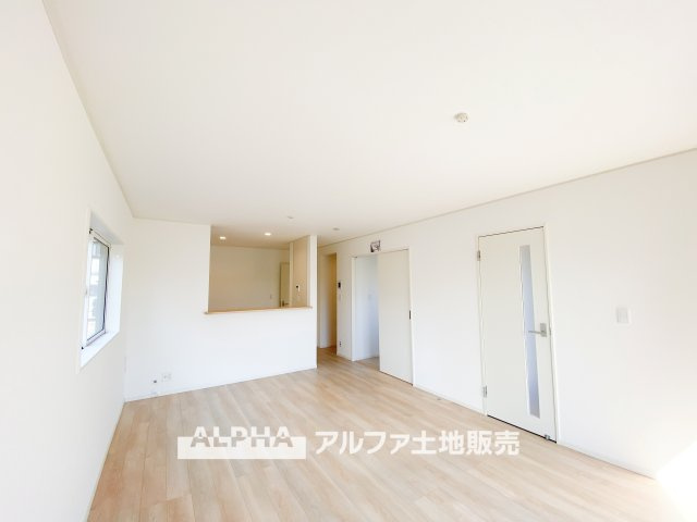 昭島市拝島町３丁目の新築一戸建の居間・リビング|【cozy living】
◆休日は◆仕事から切り離された家族の為だけの場所でゆっくりくつろぎたい。趣味や、習い事で休日を過ごすも楽しいが、結局はここが安らげる。