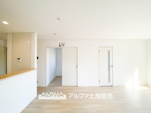 昭島市拝島町３丁目の新築一戸建の居間・リビング|【A place that feels right】
◆自然と人が集まる◆
広がりを感じる住空間と、手触りのある落ち着いた雰囲気。
ここで重ねる毎日が、暮らし方そのものを静かに変えていく。