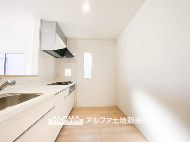 昭島市拝島町３丁目の新築一戸建のキッチン|【Happy circle Kitchen】
◆団欒キッチン◆キッチンからは家族の団欒が飛び交い明るい陽射しを浴びながらの朝食は楽しく素敵な時を奏でる空間。