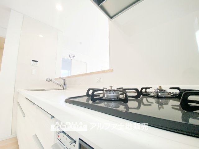 昭島市拝島町３丁目の新築一戸建のキッチン|【gas stove】
◆ガスコンロ◆使い勝手に配慮されたガスコンロを備えたキッチン。火力調整がしやすく、毎日の調理がスムーズに進み、家事の時間を心地よく支えてくれます