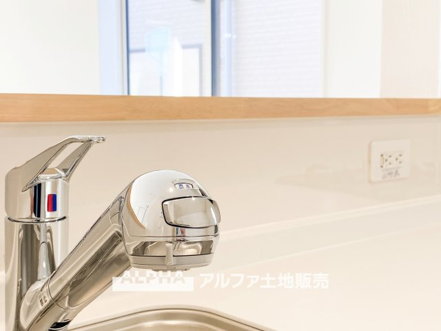 昭島市拝島町３丁目の新築一戸建のキッチン|【Water cleaner】
◆浄水器◆蛇口から流れ出すお水はクリーンでいつも楽しめます。また浄水器内臓シャワー混合栓なので場所取らずのスッキリとしたスタイルです。