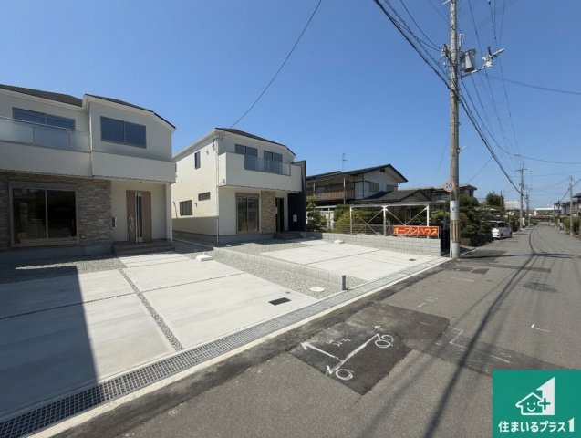 29(土)30(日)現地説明会！◆羽曳野市羽曳が丘西　全2邸の前面道路含む現地写真|周辺は閑静な住宅街！前面道路広々で車の出し入れも便利です。駐車が苦手な方でも安心して車庫入れできます！