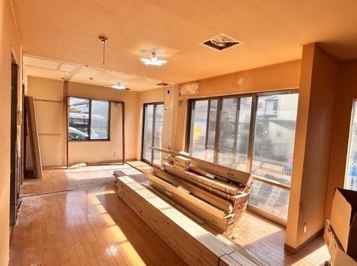 【居間・リビング】 | 【仲介手数料０円】厚木市下荻野　中古一戸建て | 【仲介手数料０円】厚木市下荻野　中古一戸建て