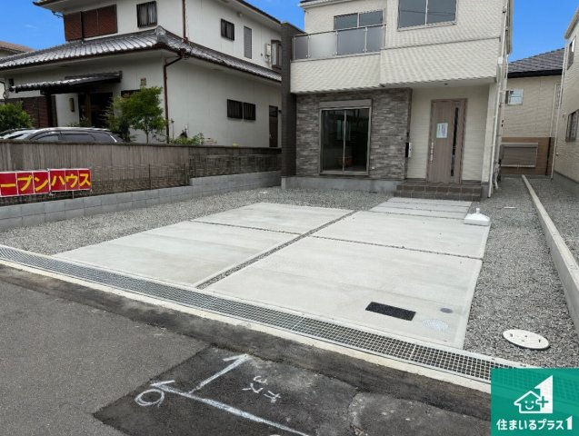 29(土)30(日)現地説明会！◆羽曳野市羽曳が丘西　新築一戸建ての駐車場|並列２台駐車可能！ゆとりの駐車スペースで車庫入れもスムーズ！