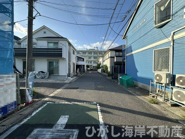 平塚市虹ケ浜　新築戸建　全2棟の前面道路含む現地写真|6月2日撮影　建築中　現地外観