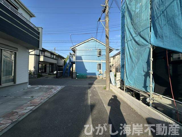平塚市虹ケ浜　新築戸建　全2棟の前面道路含む現地写真|6月2日撮影　建築中　現地外観