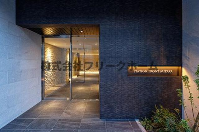 三鷹市下連雀３丁目の賃貸マンションのエントランス