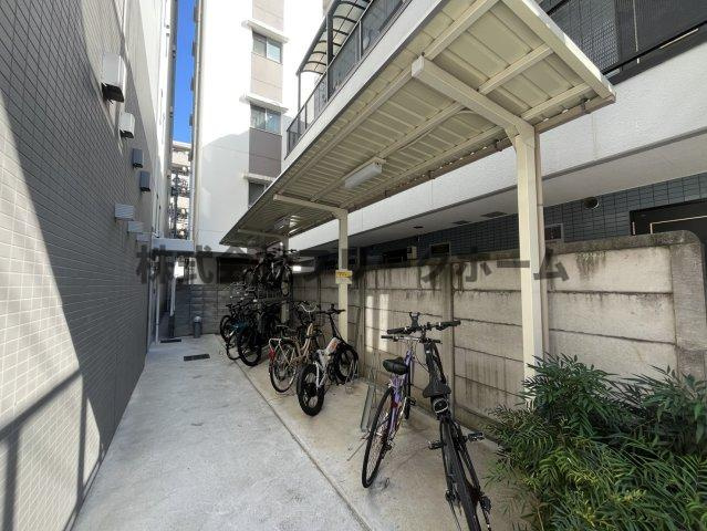 三鷹市下連雀３丁目の賃貸マンションの駐車場