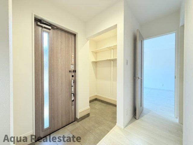 オール電化デザイナーズハウス高松市木太町建売㉒の前面道路含む現地写真|きれいな玄関です