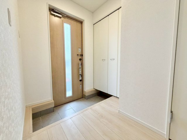 【玄関】 | 神栖市波崎1号棟 | 即日のご見学も可能です。お気軽に0476-37-3888までお問合せ下さい。