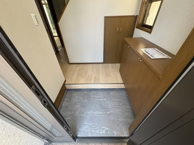下畑町戸建の玄関