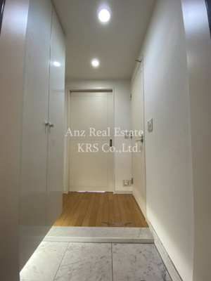 【玄関】 | アーデンタワー北堀江 | オシャレな照明が特徴の玄関部分です♪