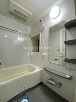 【浴室】 | アーデンタワー北堀江 | 小窓・浴室乾燥・収納付きのお風呂場♪
