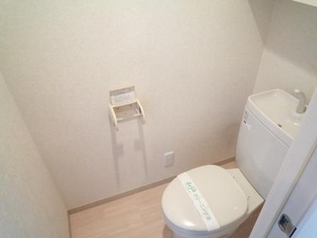 シンプルで掃除のしやすいトイレです♪
