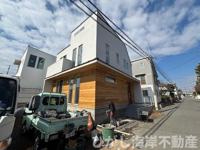 茅ヶ崎市緑が浜　新築戸建の前面道路含む現地写真|2月12日撮影　外構工事中　現地外観